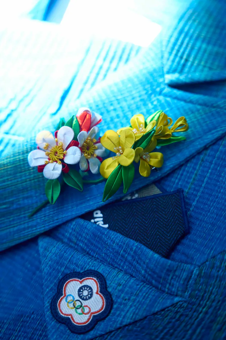 由纏花工藝師林佩瑩製作國花梅花及「油菜花」胸針。品牌提供