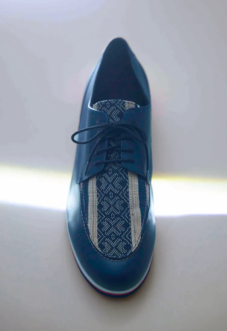 鞋款香蕉絲織片作為鞋面並拼接皮革。品牌提供