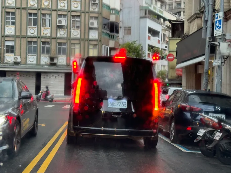 隨後NONO在天打雷劈下，搭上近160萬元的Hyundai Staria保母車返回內湖億萬元豪宅。特勤中心攝