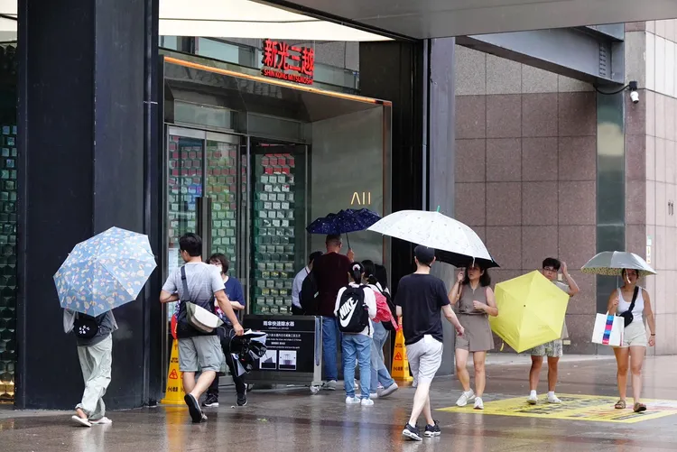 新光三越等百貨商場已開始營業。莊宗達攝