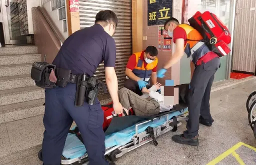 北市86歲獨居老婦人在家中癱軟 警消破門緊急將她送醫