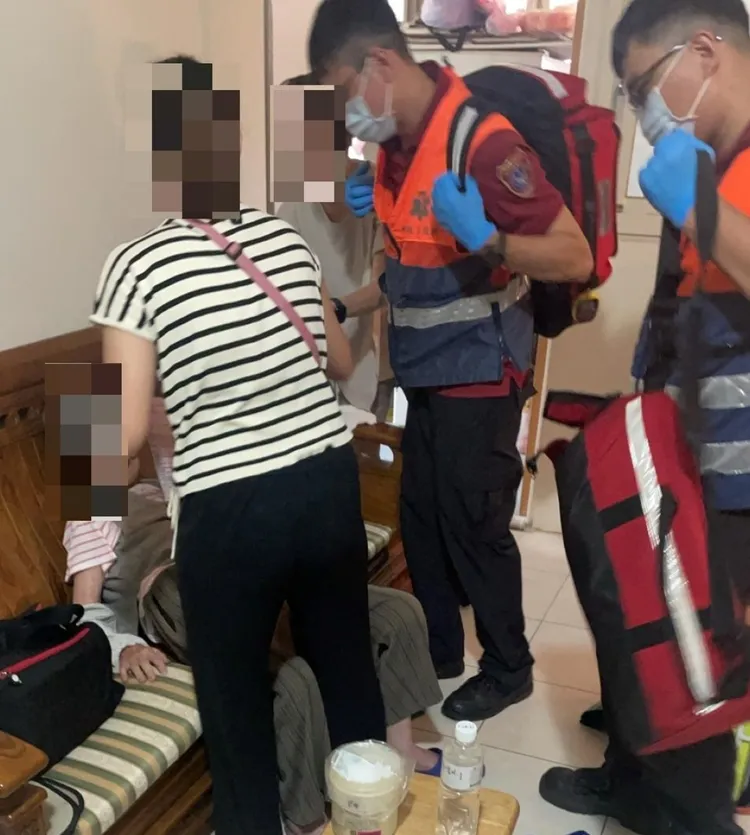 救護人員詢視老婦人身體狀況。警方提供