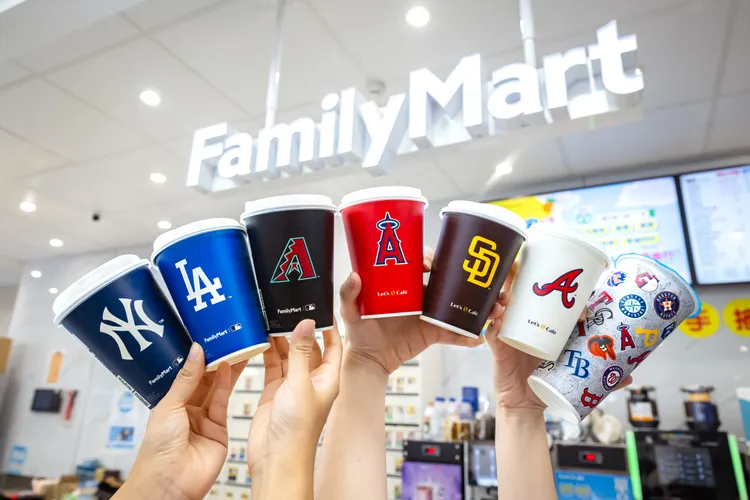 Let's Café更於7/10-8/20期間推出限定聯名杯款共6款，特大杯則推出美國職棒大聯盟30隊隊徽大集合款式，喝咖啡也很熱血。