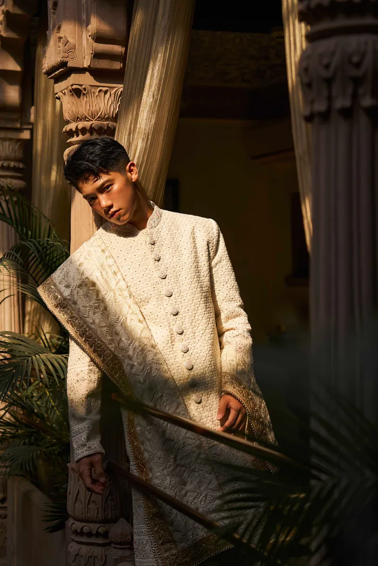 范成章疑卡到陰2週不敢吃肉。成馬赫娛樂提供