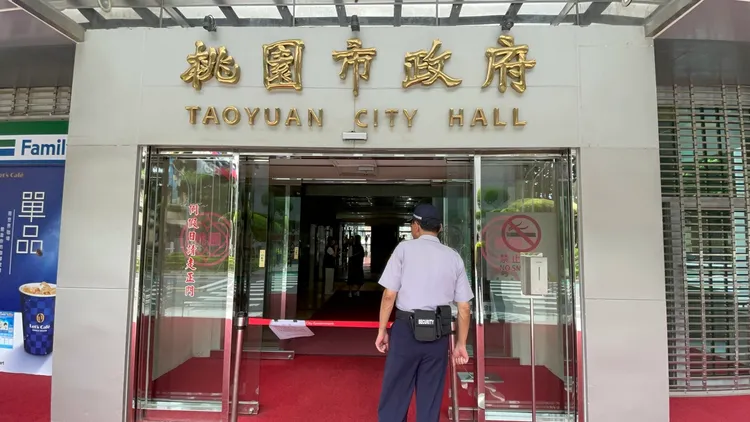 平常川流不息的市府關燈進行人員管制。張沛森攝