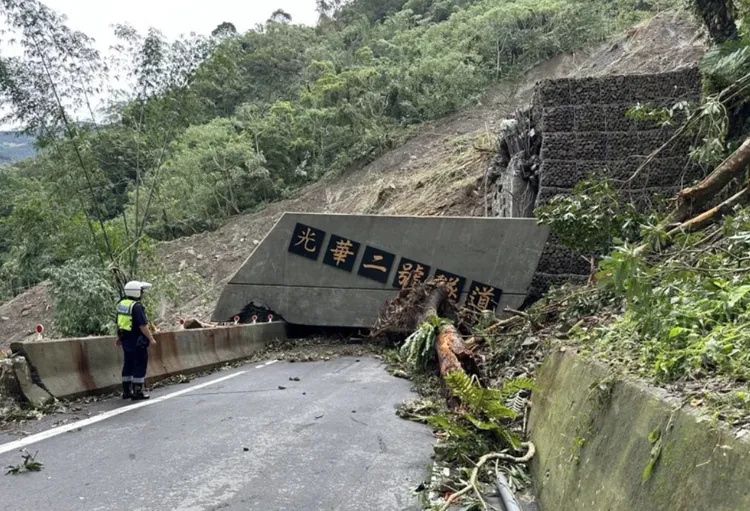 嘉義山區土石流頻傳，嘉159線41公里處的光華二號隧道被壓垮，場面駭人。翻攝照片