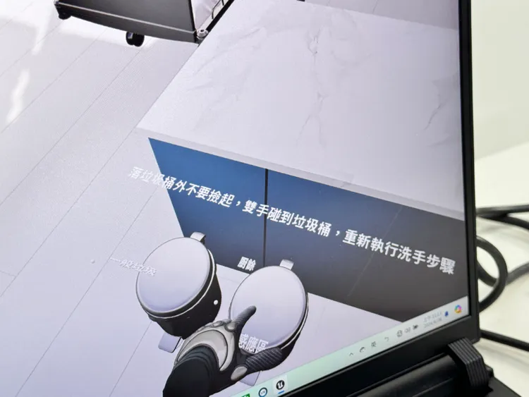 系統中需要每一個步驟完成才能進行下一步，讓學生能夠透過重複的練習掌握熟練度。趙筱文 攝影。