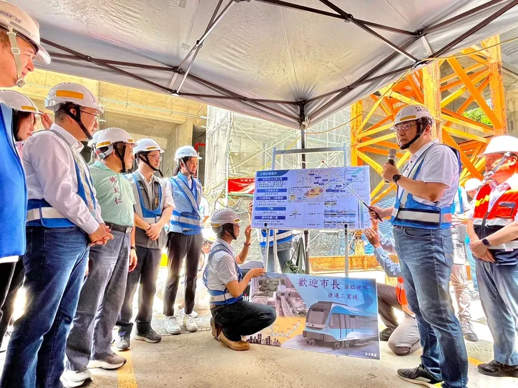 捷運局長李政安於三峽站體簡報說明。捷運局提供