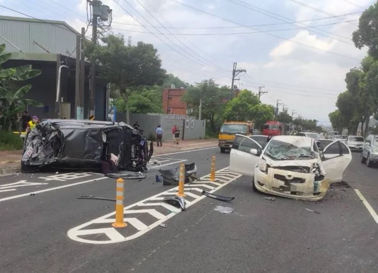 車禍現場車體零件四散、玻璃碎裂，可見撞擊力 大。翻攝畫面