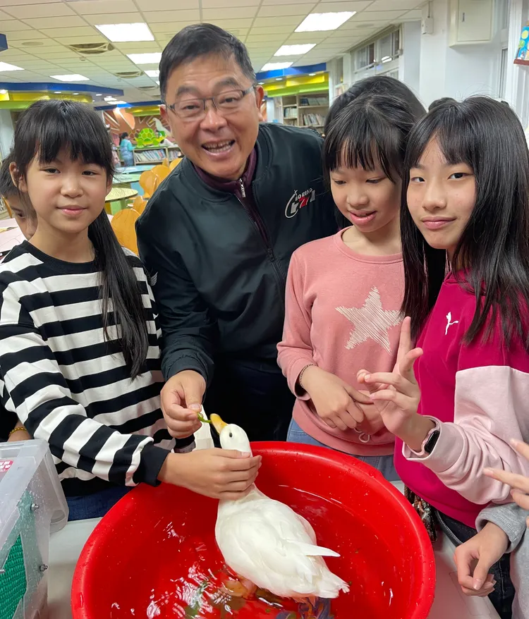 茄苳國小校長鄭友泰。教育局提供