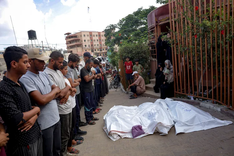 以色列軍方轟炸加薩學校，造成至少16人死亡。美聯社