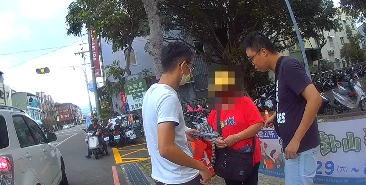 台中74歲賴姓婦人被詐財，出面取款的女車手竟是彰化71歲蕭姓婦人。民眾提供