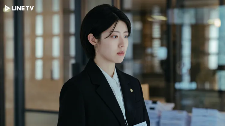 南志鉉飾演熱血新人律師。LINE TV提供