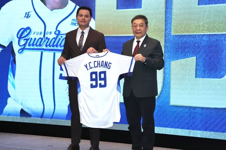 張育成將穿99號球衣。  莊宗達攝