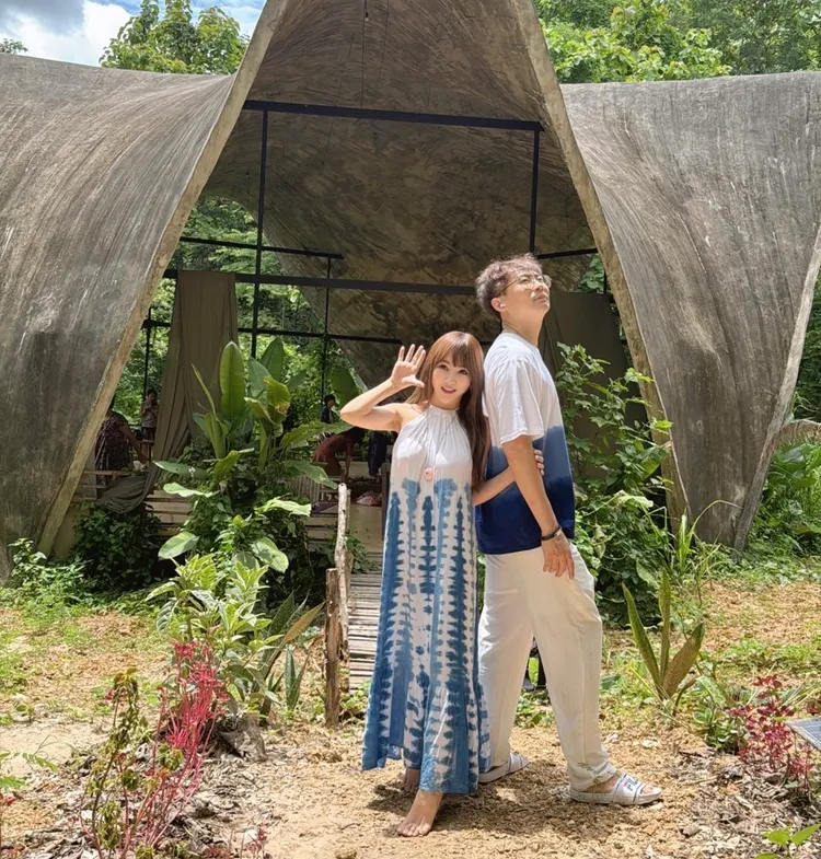 王宥忻與前夫同遊泰國攬牢牢。財富女神有限公司提供