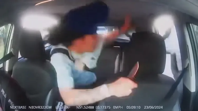 查爾斯持刀反擊刺客。翻攝自臉書