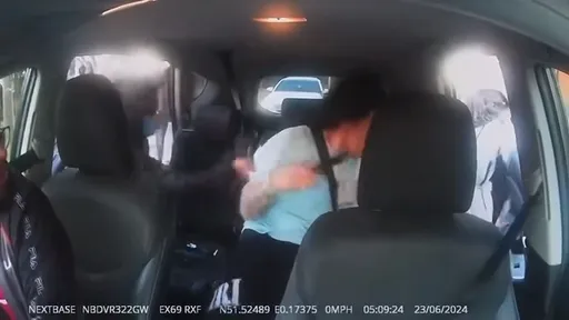 驚悚影片|炫富網紅中3刺客埋伏 小黃後座刀戰30秒浴血逃亡