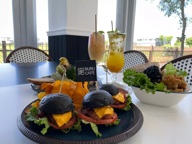 店家在餐點上的製作上也以笑笑羊特徵的黑色系為巧思，製作一系列主題黑色主題餐點。S.H.攝