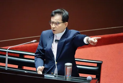 賴士葆駕車「未禮讓行人」 2女遭撞送醫!1骨折、1頭撕裂傷