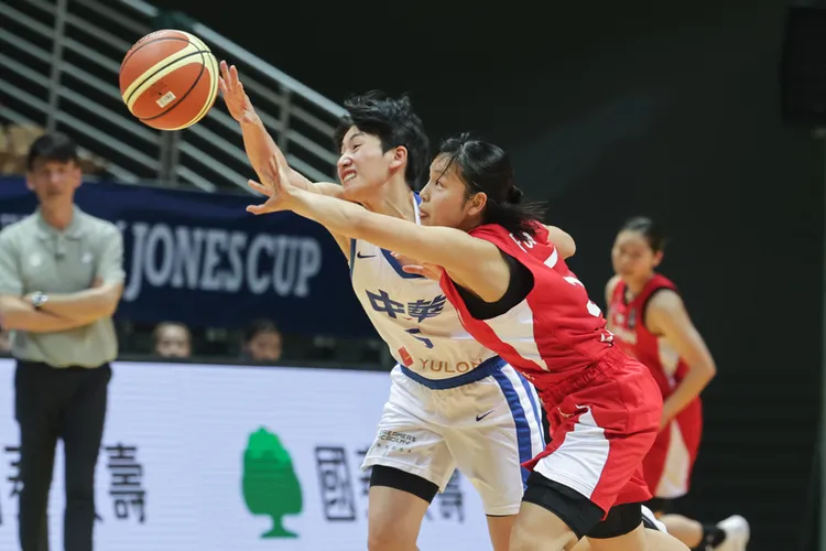 第43屆威廉瓊斯盃國際籃球邀請賽女子組賽程開打，圖為台灣藍陳孟欣（白衣）與對手爭球。中央社