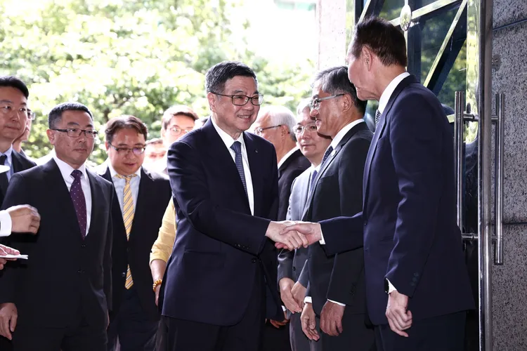 卓榮泰與政府各部門長官視察掃黑成果。記者彭欣偉攝