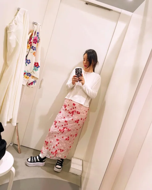 閔孝琳看起來小腹微凸，公司澄清是衣服的關係，產生視覺上的錯覺。翻攝閔孝琳IG