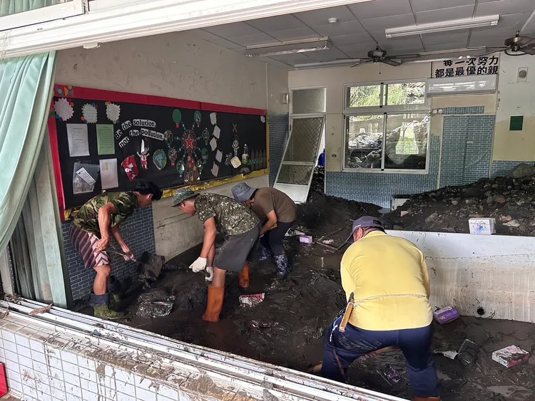 國軍協助桃源國中恢復校園。教育局提供