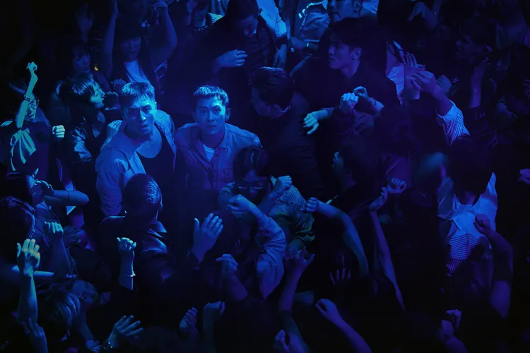 《角頭－大橋頭》夜店百人大亂鬥再創經典。曼尼娛樂提供