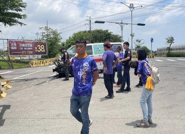 嘉義縣消防局嘉太分隊救護車與貨車相撞，車頭幾乎撞爛。翻攝照片