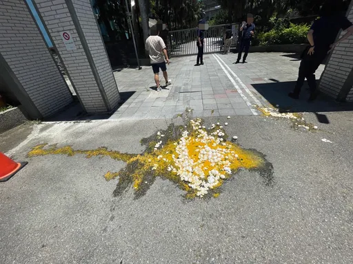 新屋高中校門口狂砸雞蛋洩憤 闆娘稱有糾紛卻說不出為哪樁