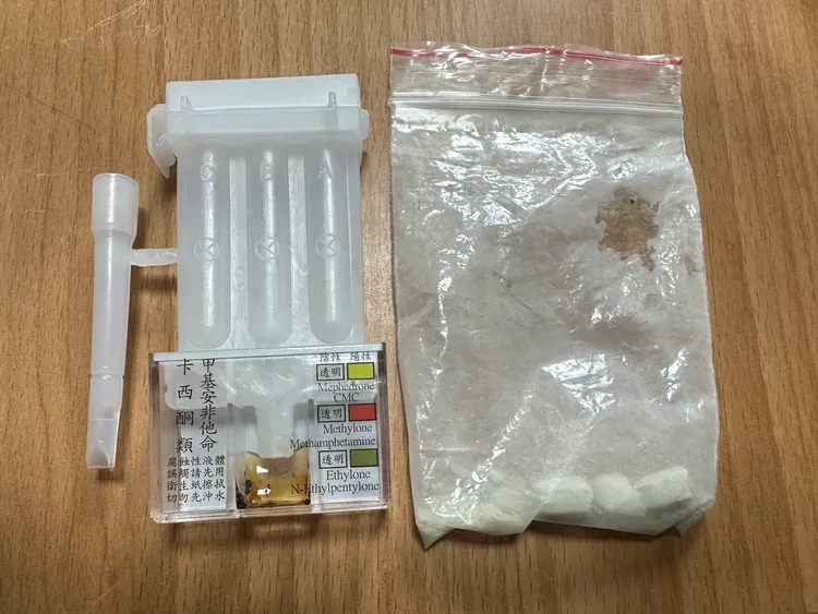 警方逮到何男，在他身上起出三級毒品卡西酮，又多一條罪。警方提供