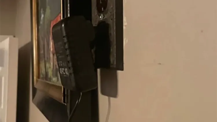 Airbnb內的牆上電視機旁也常常藏著偷拍攝影機。翻攝自CNN