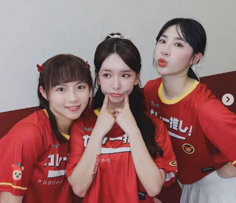 樂天啦啦隊成員陳詩媛(左起)、張雅涵、宋婉卉。翻攝張雅涵IG