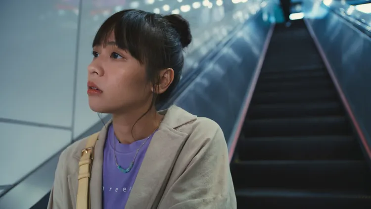 黃姵嘉飾演誤拿到別人行李的旅客。CATCHPLAY+提供