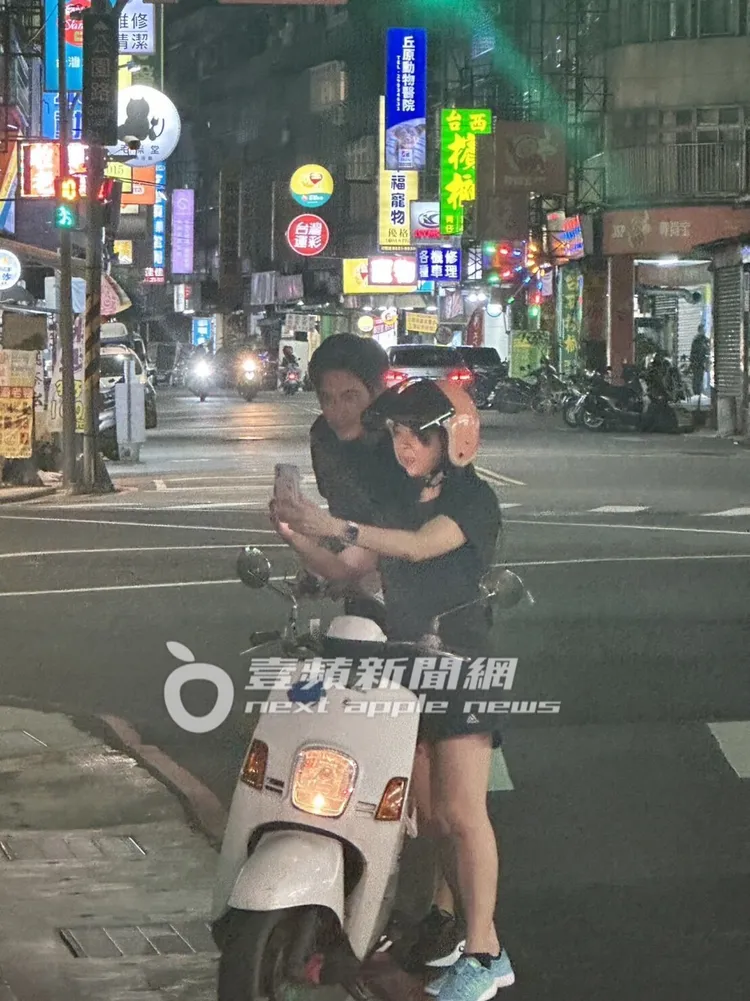 唐治平在路邊被女騎士要求合照。攝影中心攝