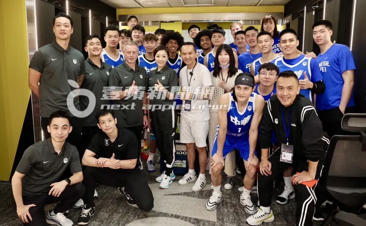 常如山（中）贊助中華藍。