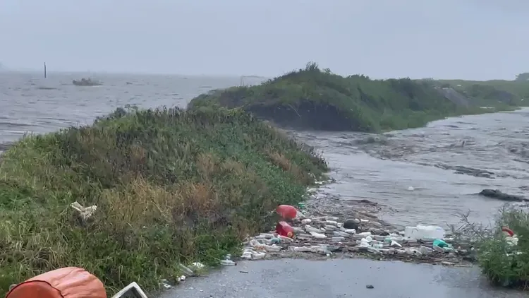 章化濁水溪暴漲衝過堤防。民眾提供