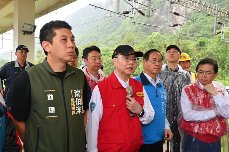 行政院長卓榮泰視察北迴鐵路受災情況。行政院東部辦公室提供