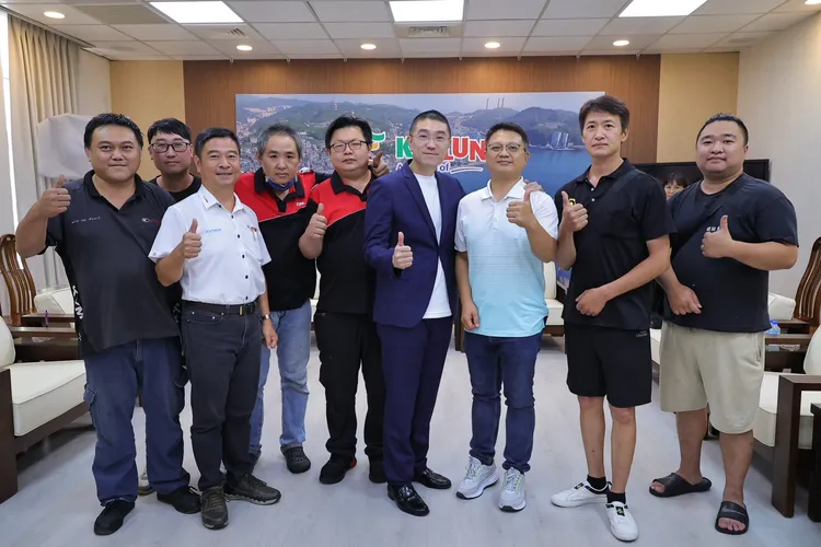 市長謝國樑（右四）與青年機車行代表研商，會後達成兩點共識。市府提供