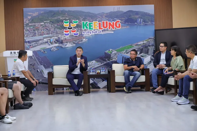 基隆市長謝國樑（左二）傾聽車行的心聲並設法解決油電轉型過程中，車行所可能面對的困難。市府提供