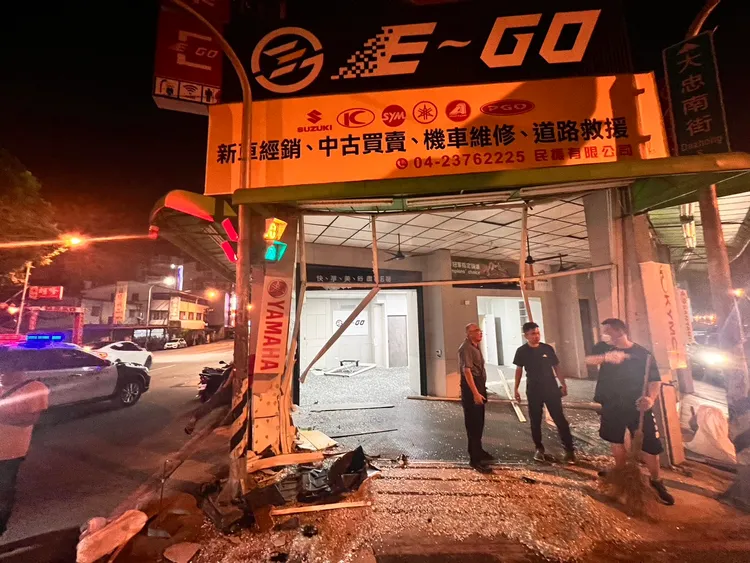 休旅車撞進店面，還好正在進行裝修無人在內。翻攝照片