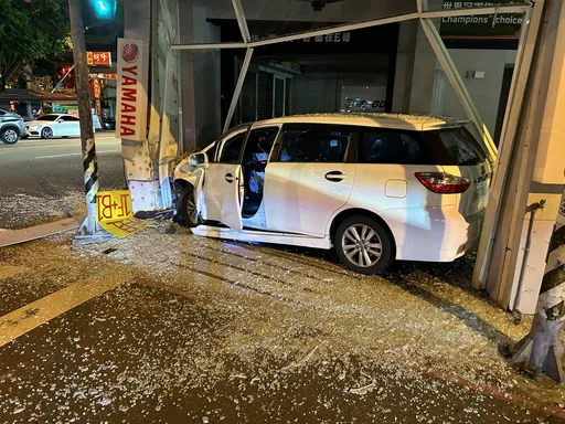 碰！休旅車駕駛恍神撞路旁店面卡廊柱　新店家剛承租裝修這下慘了