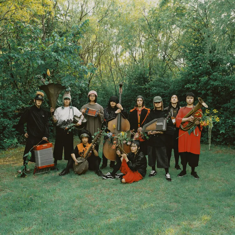 金曲最佳樂團「落日飛車」與韓國知名樂團「HYUKOH」攜手合作。夕陽音樂提供