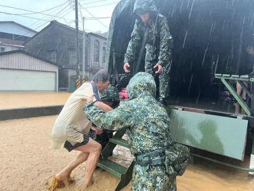 凱米颱風挾暴雨強灌南部山區!國軍協助臥床民眾撤離