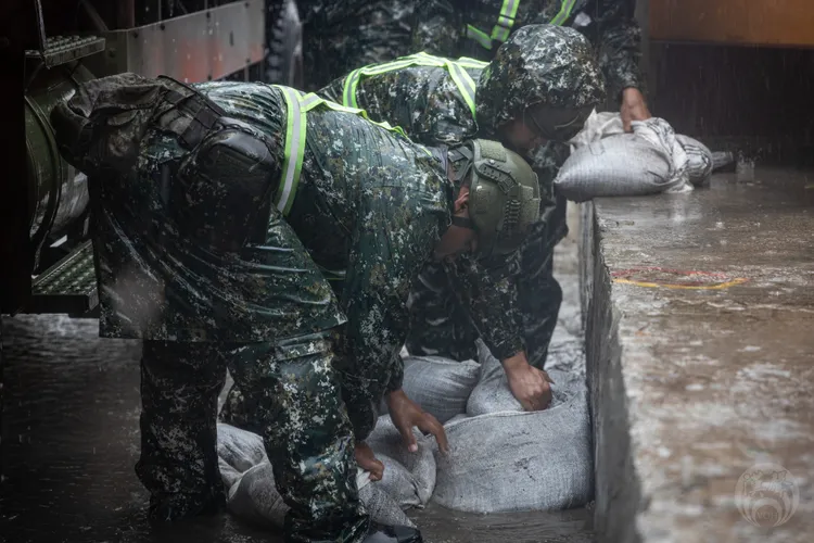 機步333旅官兵協助屏東來義鄉居民預防性撤離。國防部提供