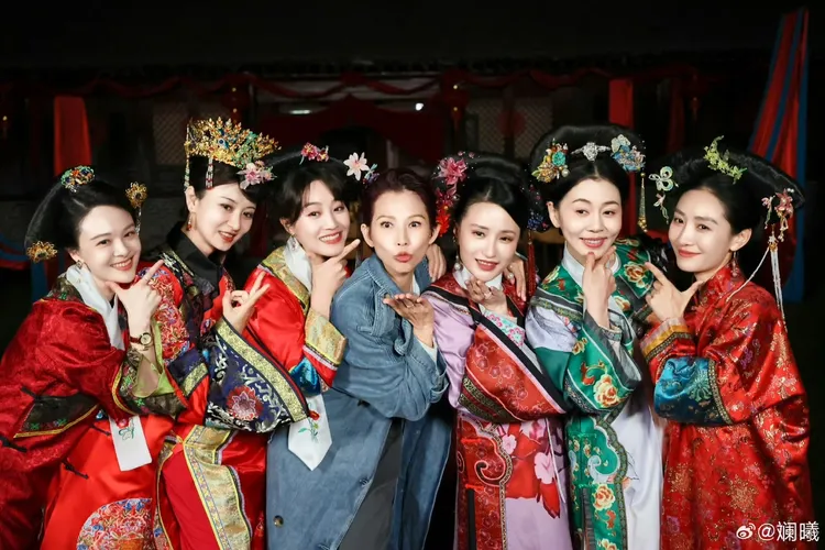 蔡少芬（中）和眾嬪妃及宮女。翻攝斕曦微博