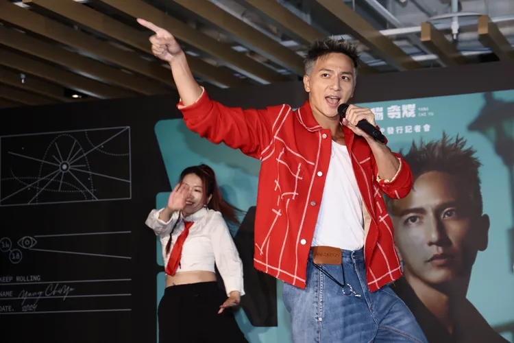 楊奇煜寶刀未老，現在又唱又跳。彭欣偉攝