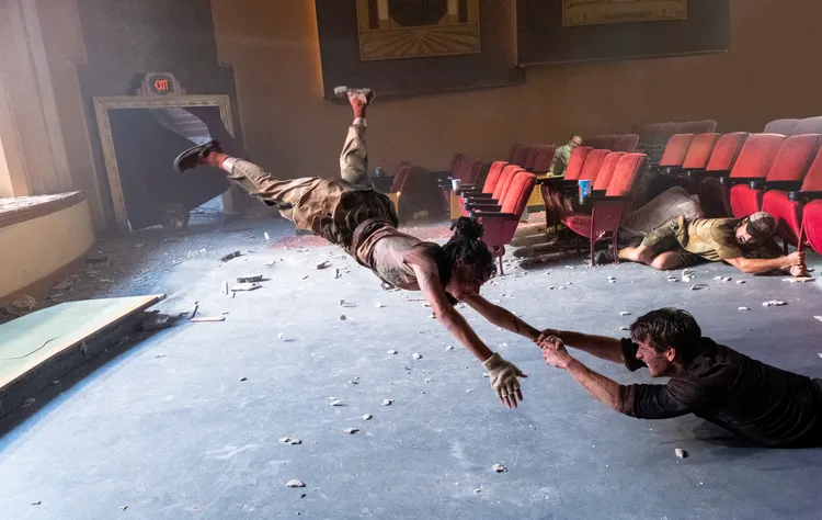 結尾這場戲聚集所有人在電影院內避難。華納兄弟提供