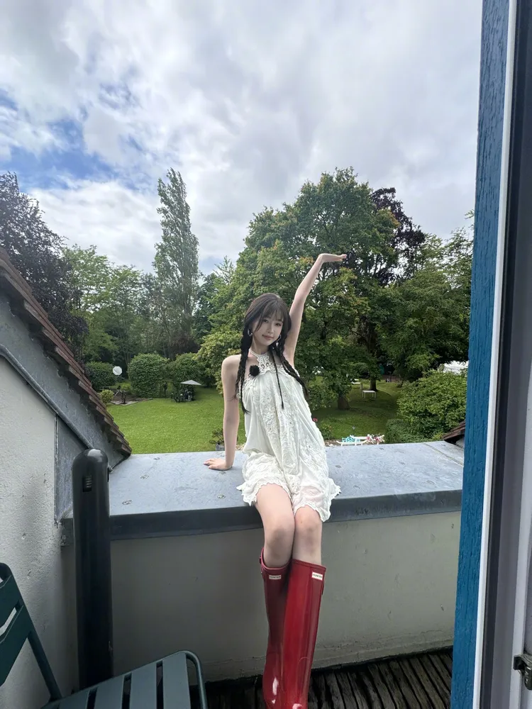 虞書欣穿著Isabel Marant掛脖蕾絲連衣裙。翻攝虞書欣微博