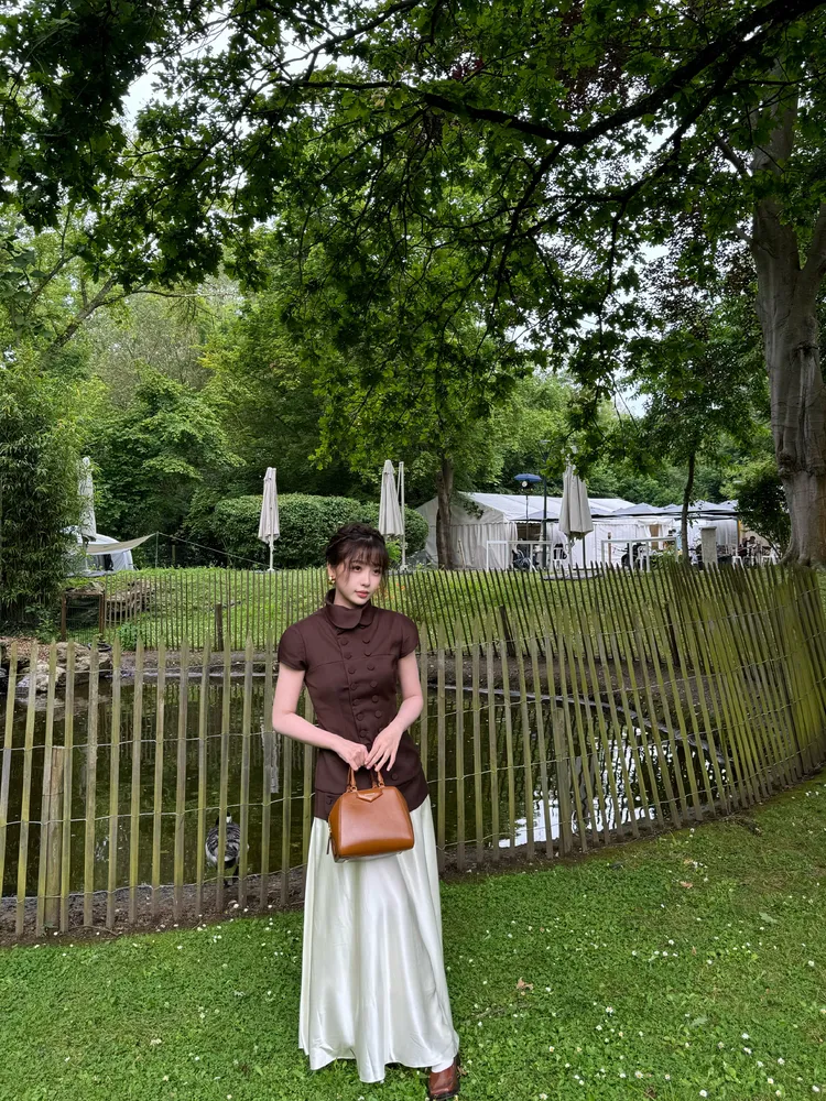 虞書欣穿著棕色雙排釦上衣搭配杏色緞面長裙。翻攝虞書欣微博